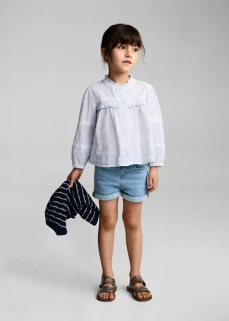 Džínové kraťasy s ohrnutými nohavicemi