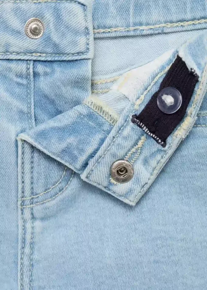 Džínové kraťasy s roztřepeným lemem Džínové kraťasy s roztřepeným lemem