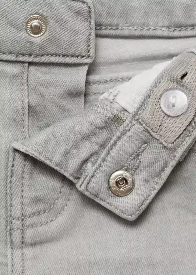 Džínové kraťasy s roztřepeným lemem