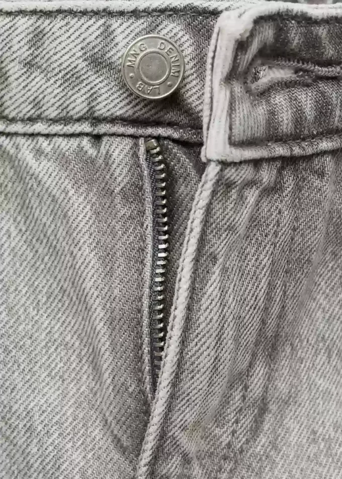 Džíny Mom fit s ozdobnými roztřepenými detaily Džíny Mom fit s ozdobnými roztřepenými detaily