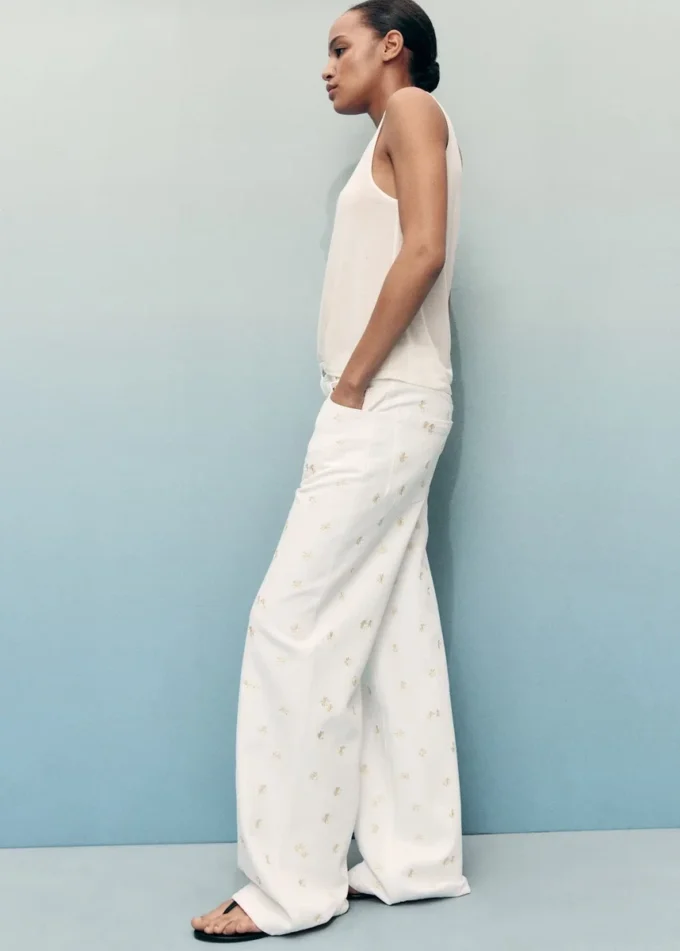 Džíny s širokými nohavicemi a květinovou výšivkou Džíny s širokými nohavicemi a květinovou výšivkou