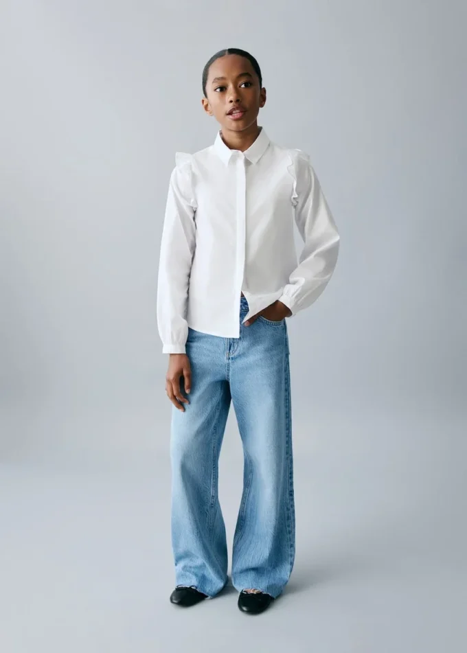 Džíny s širokými nohavicemi a nízkým roztřepeným lemem