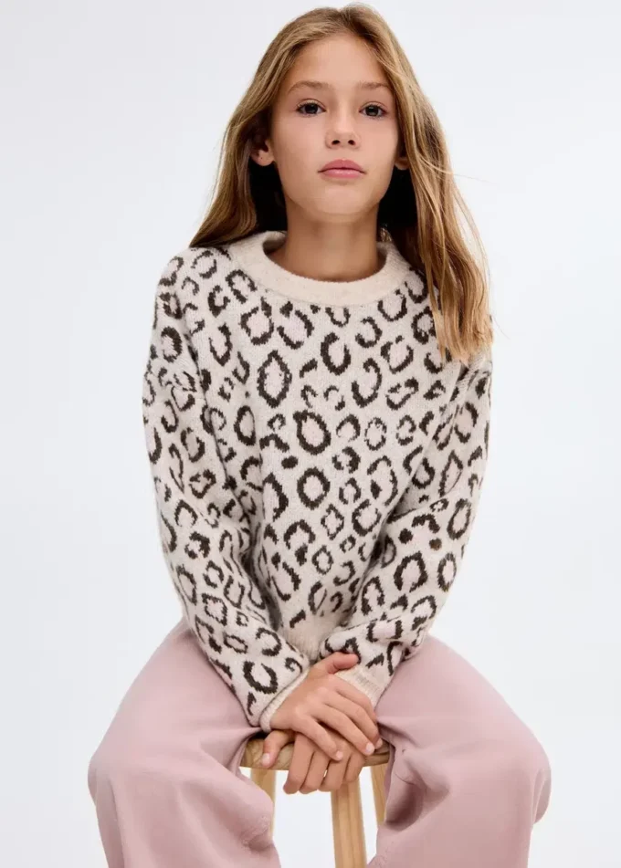 Džíny s širokými nohavicemi a nízkým roztřepeným lemem Džíny s širokými nohavicemi a nízkým roztřepeným lemem