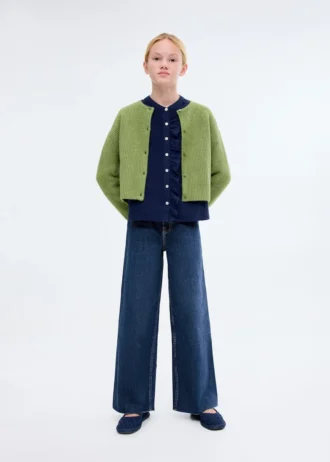 Džíny s širokými nohavicemi a nízkým roztřepeným lemem