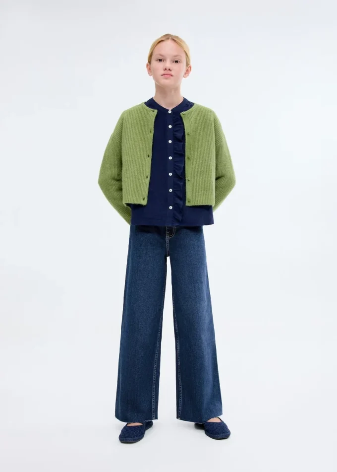 Džíny s širokými nohavicemi a nízkým roztřepeným lemem Džíny s širokými nohavicemi a nízkým roztřepeným lemem