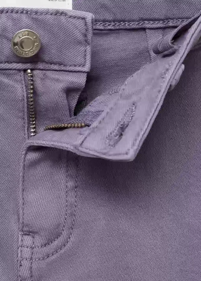 Džíny s širokými nohavicemi a nízkým roztřepeným lemem