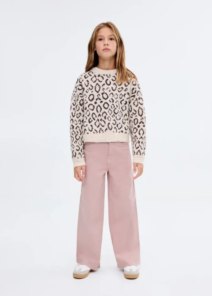 Džíny s širokými nohavicemi a nízkým roztřepeným lemem Džíny s širokými nohavicemi a nízkým roztřepeným lemem