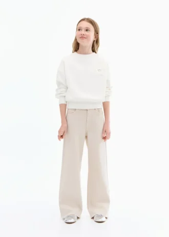 Džíny s širokými nohavicemi a nízkým roztřepeným lemem