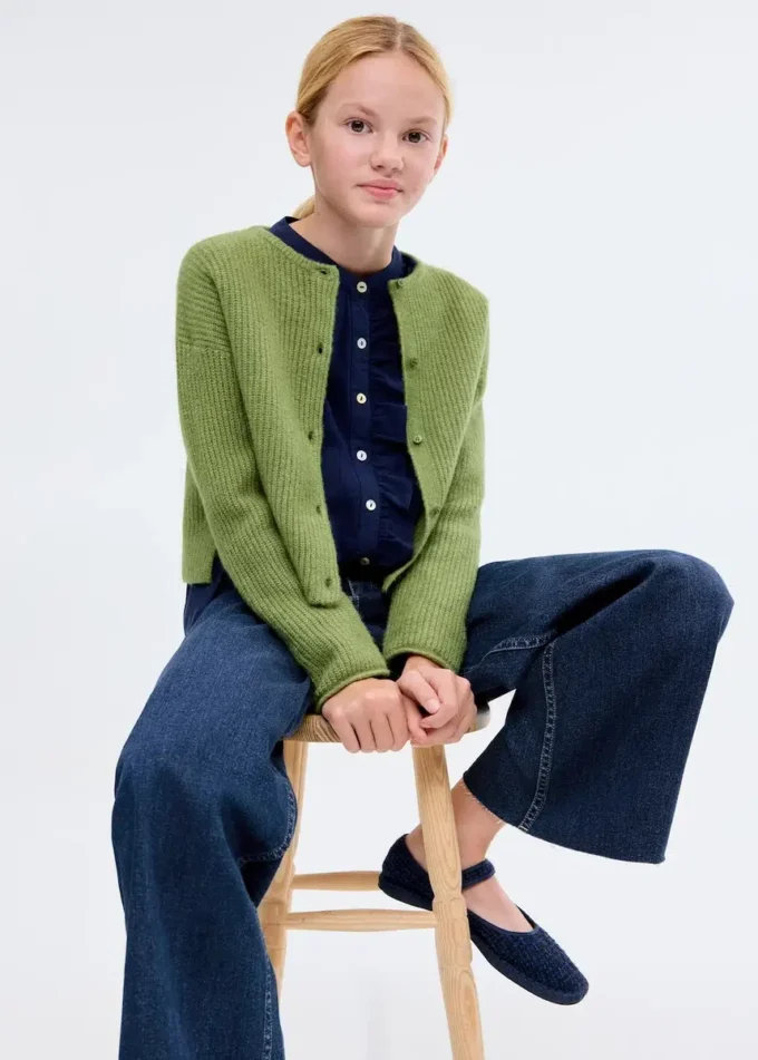 Džíny s širokými nohavicemi a nízkým roztřepeným lemem Džíny s širokými nohavicemi a nízkým roztřepeným lemem