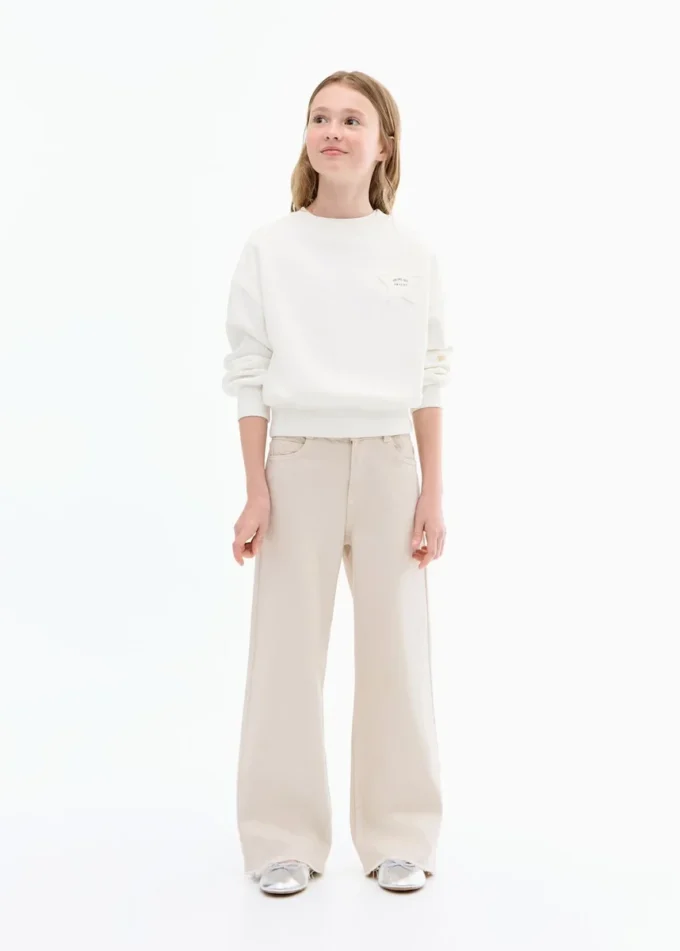 Džíny s širokými nohavicemi a nízkým roztřepeným lemem Džíny s širokými nohavicemi a nízkým roztřepeným lemem