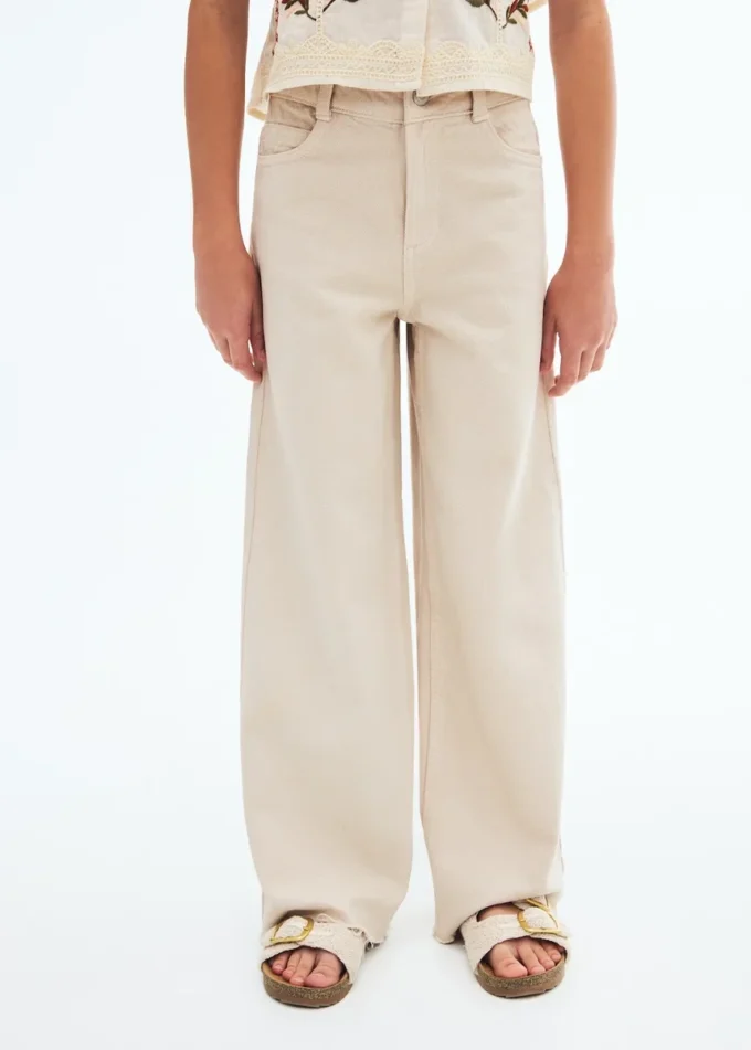 Džíny s širokými nohavicemi a nízkým roztřepeným lemem Džíny s širokými nohavicemi a nízkým roztřepeným lemem