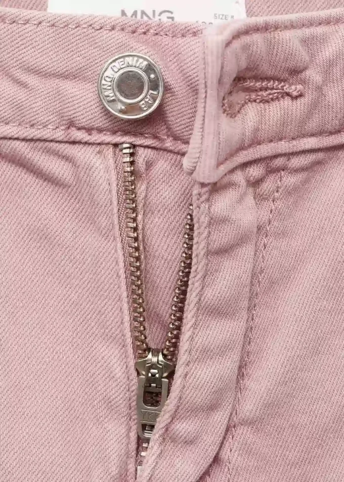 Džíny s širokými nohavicemi a nízkým roztřepeným lemem Džíny s širokými nohavicemi a nízkým roztřepeným lemem