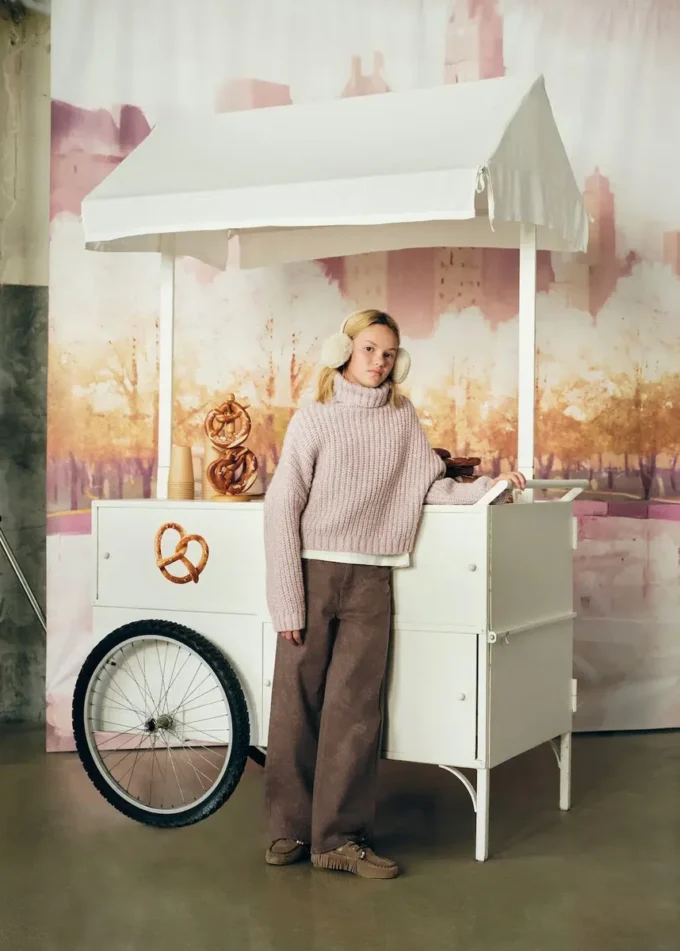 Džíny s květinovým potiskem a rovným střihem Džíny s květinovým potiskem a rovným střihem