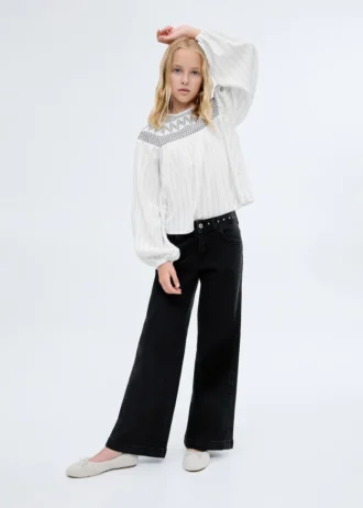 Džíny s nízkým pasem a cvočky