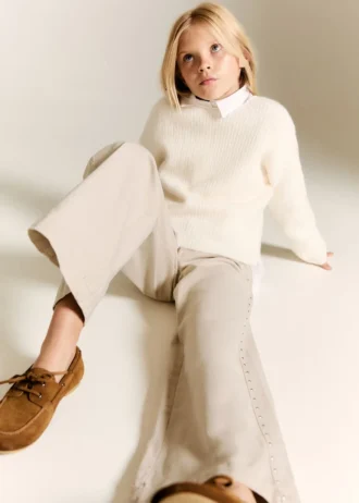 Džíny s nízkým pasem a cvočky