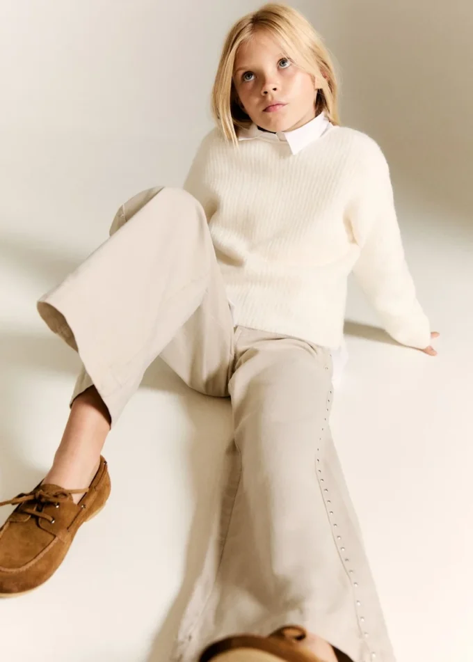 Džíny s nízkým pasem a cvočky Džíny s nízkým pasem a cvočky