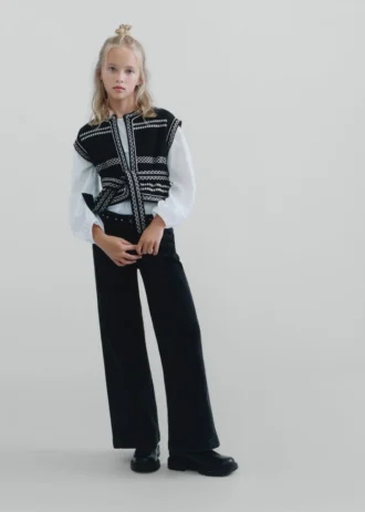 Džíny s nízkým pasem a cvočky