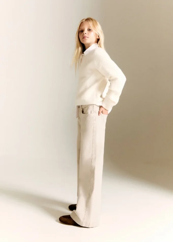 Džíny s nízkým pasem a cvočky Džíny s nízkým pasem a cvočky