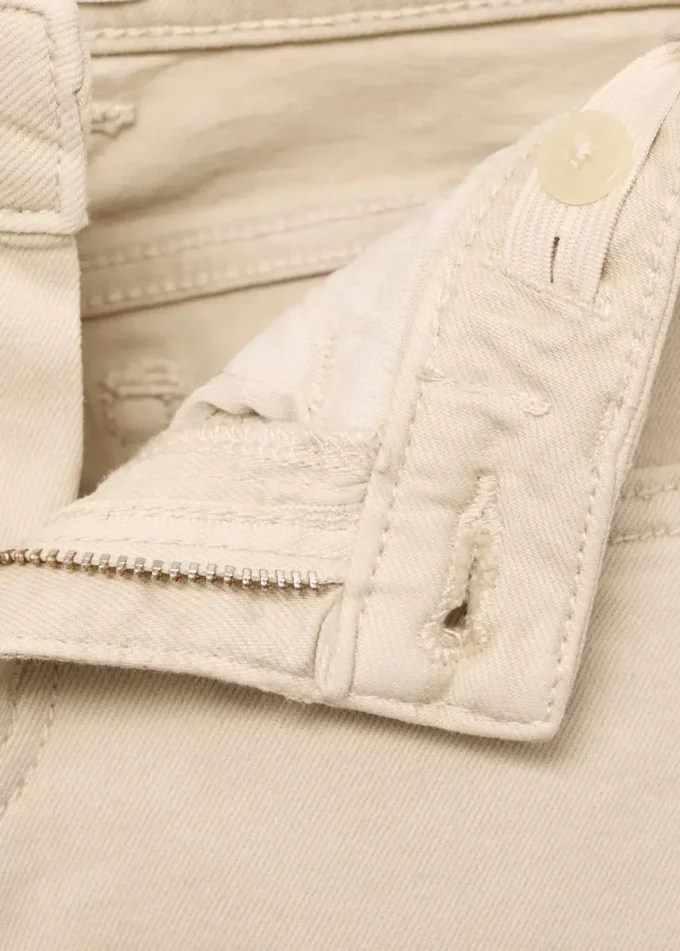 Džíny s nízkým pasem a cvočky Džíny s nízkým pasem a cvočky