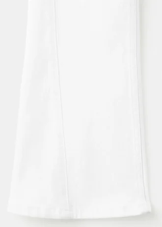 Džíny s ozdobnými švy a rozšířenými nohavicemi Džíny s ozdobnými švy a rozšířenými nohavicemi