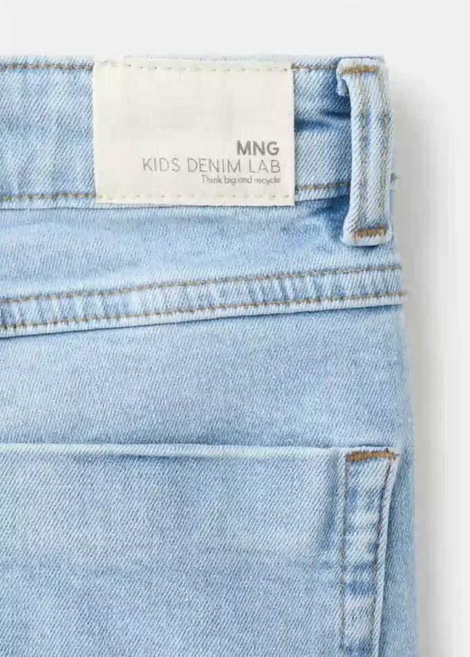 Džíny s ozdobnými švy a rozšířenými nohavicemi Džíny s ozdobnými švy a rozšířenými nohavicemi