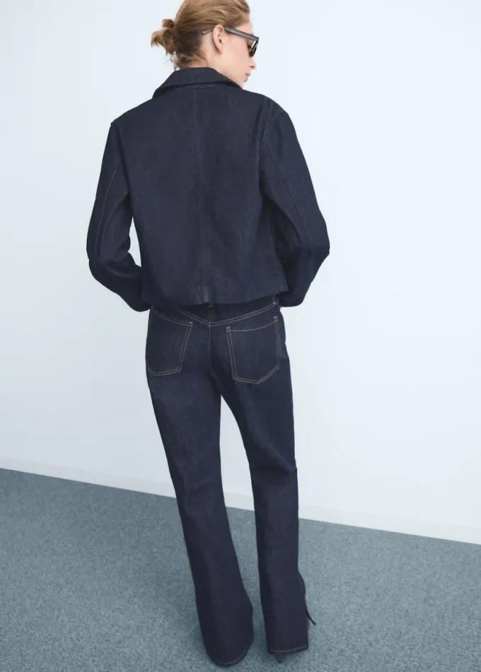 Džíny s rovnými nohavicemi a otvory Džíny s rovnými nohavicemi a otvory