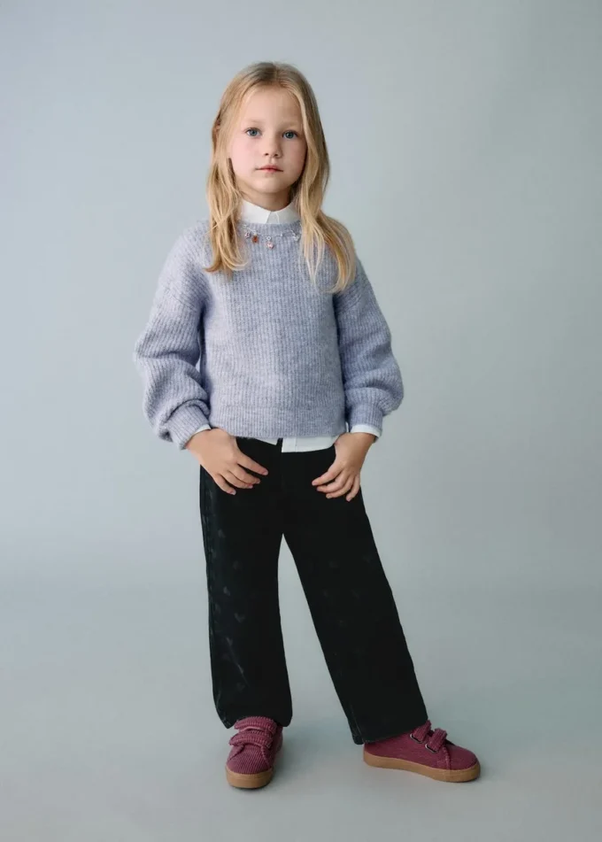 Džíny s rovnými nohavicemi a srdíčky Džíny s rovnými nohavicemi a srdíčky