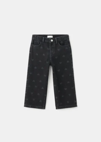 Džíny s rovnými nohavicemi a srdíčky