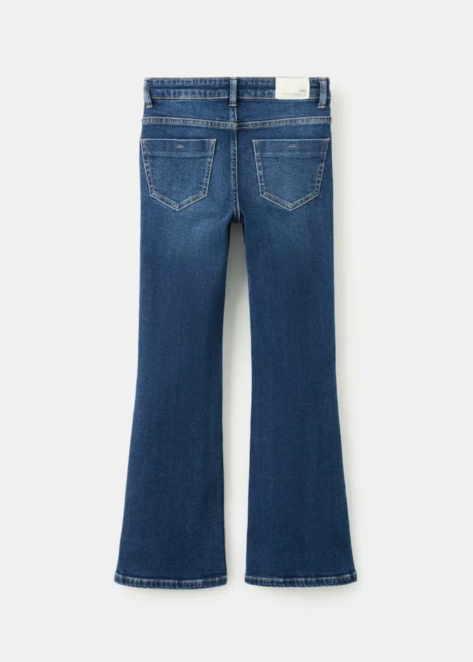 Džíny s rozšiřujícími se nohavicemi a knoflíky Džíny s rozšiřujícími se nohavicemi a knoflíky