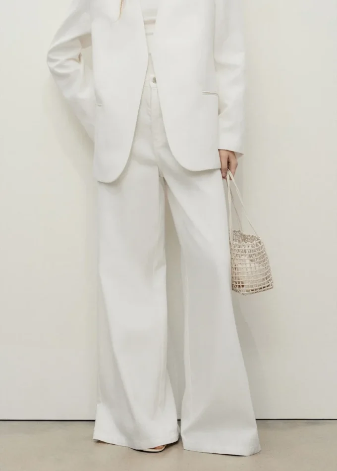 Džíny s vysokým pasem a širokými nohavicemi Džíny s vysokým pasem a širokými nohavicemi