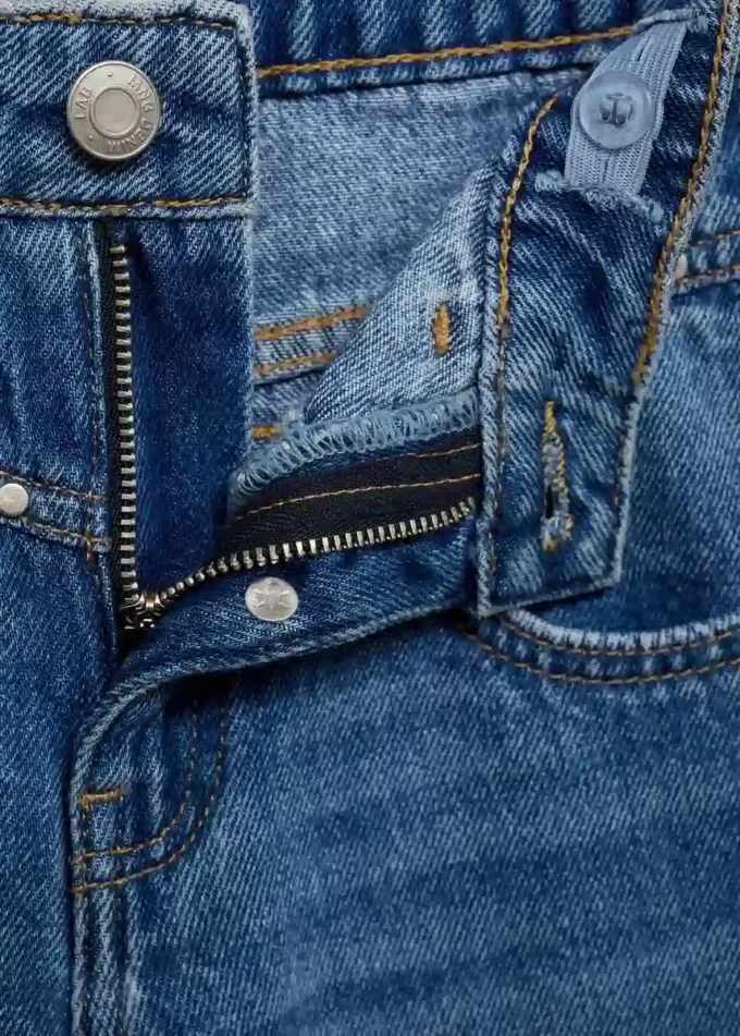 Džíny se širokými nohavicemi a cvočky Džíny se širokými nohavicemi a cvočky