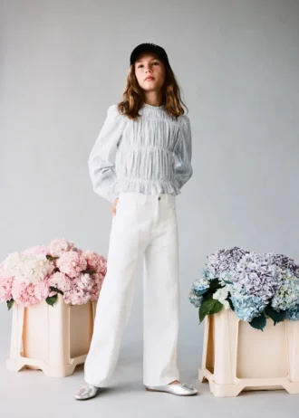 Džíny se širokými nohavicemi a detaily švů