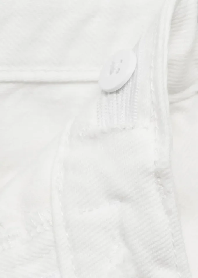 Džíny se širokými nohavicemi a detaily švů Džíny se širokými nohavicemi a detaily švů