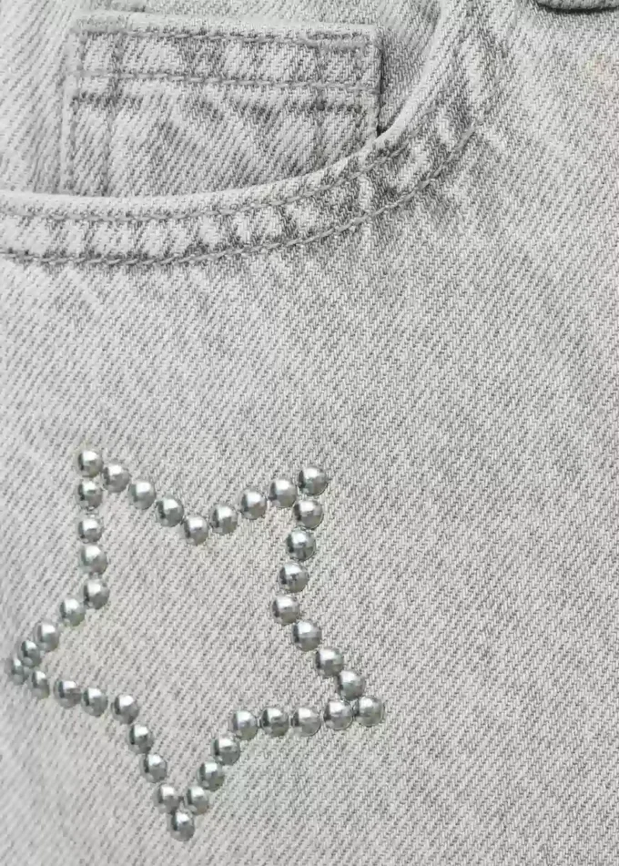 Džíny se širokými nohavicemi a hvězdami Džíny se širokými nohavicemi a hvězdami