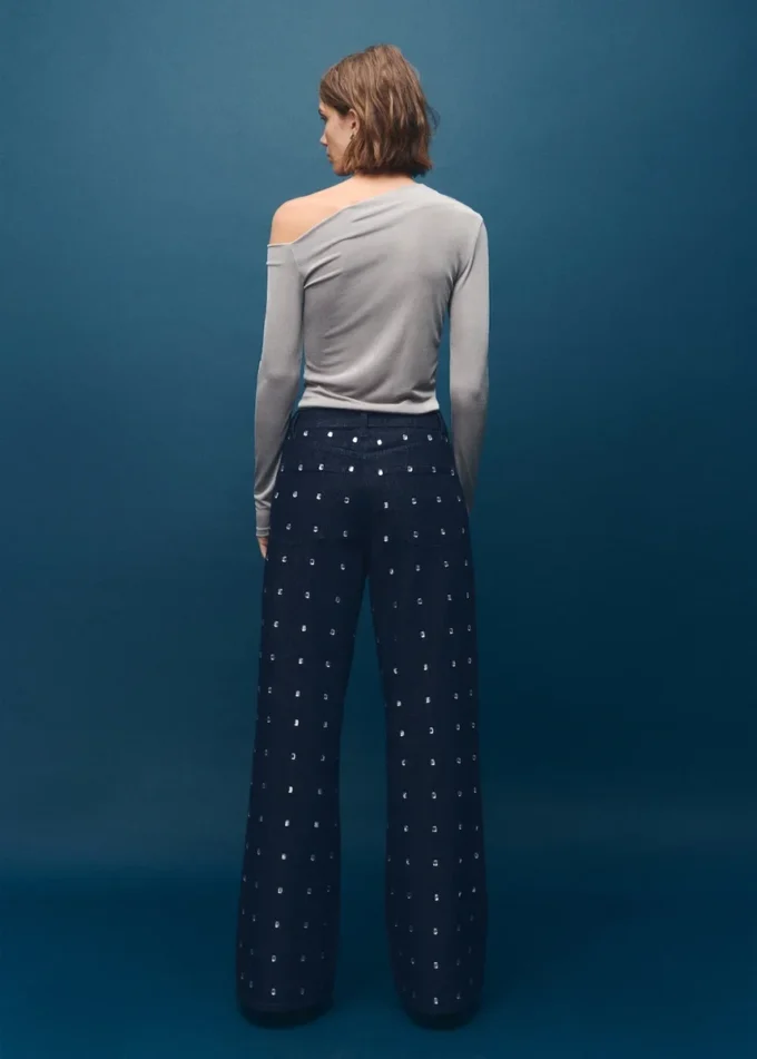 Džíny se širokými nohavicemi a krystaly Džíny se širokými nohavicemi a krystaly