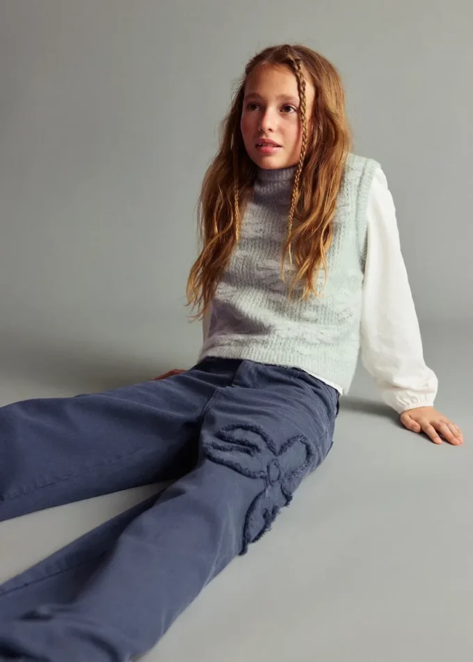 Džíny se širokými nohavicemi a květinovým detailem