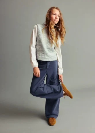 Džíny se širokými nohavicemi a květinovým detailem Džíny se širokými nohavicemi a květinovým detailem