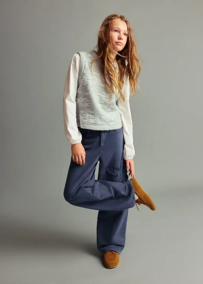 Džíny se širokými nohavicemi a květinovým detailem