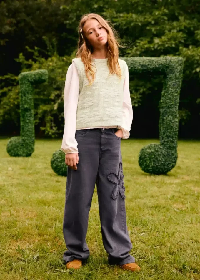 Džíny se širokými nohavicemi a květinovým detailem