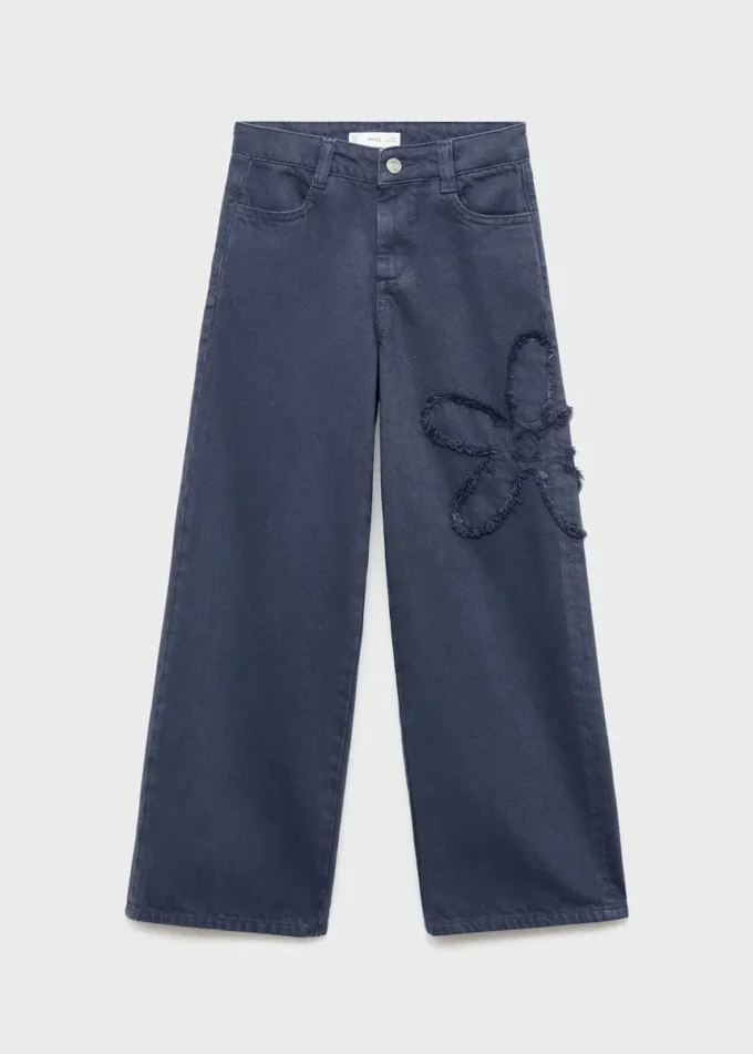 Džíny se širokými nohavicemi a květinovým detailem