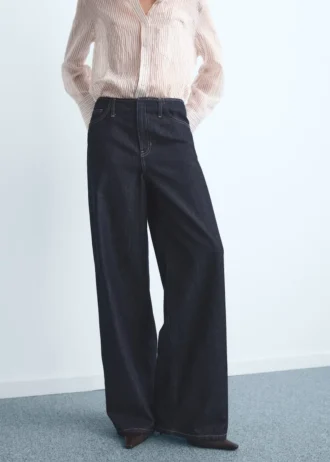 Džíny se širokými nohavicemi a středním pasem Džíny se širokými nohavicemi a středním pasem