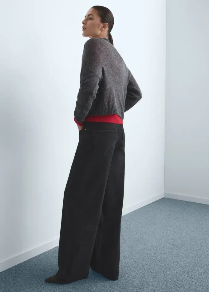 Džíny se širokými nohavicemi a středním pasem Džíny se širokými nohavicemi a středním pasem