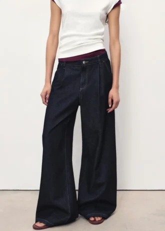 Džíny se širokými nohavicemi a záhyby