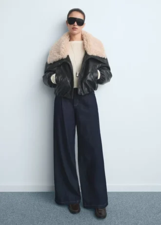 Džíny se širokými nohavicemi a záhyby