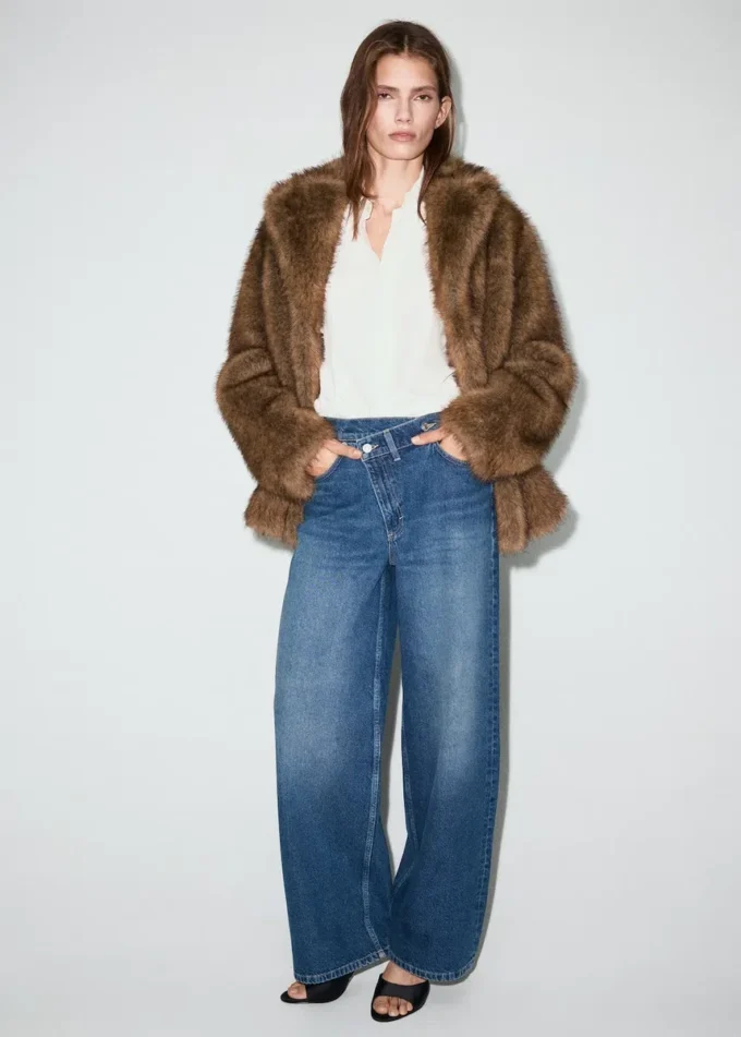 Džíny se širokými nohavicemi, středním pasem a překříženým pasem Džíny se širokými nohavicemi, středním pasem a překříženým pasem