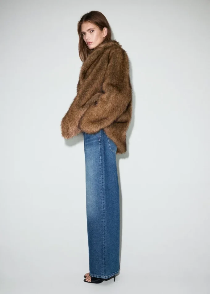 Džíny se širokými nohavicemi, středním pasem a překříženým pasem Džíny se širokými nohavicemi, středním pasem a překříženým pasem