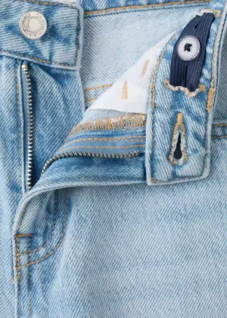 Džíny se středně vysokým pasem a rovným střihem