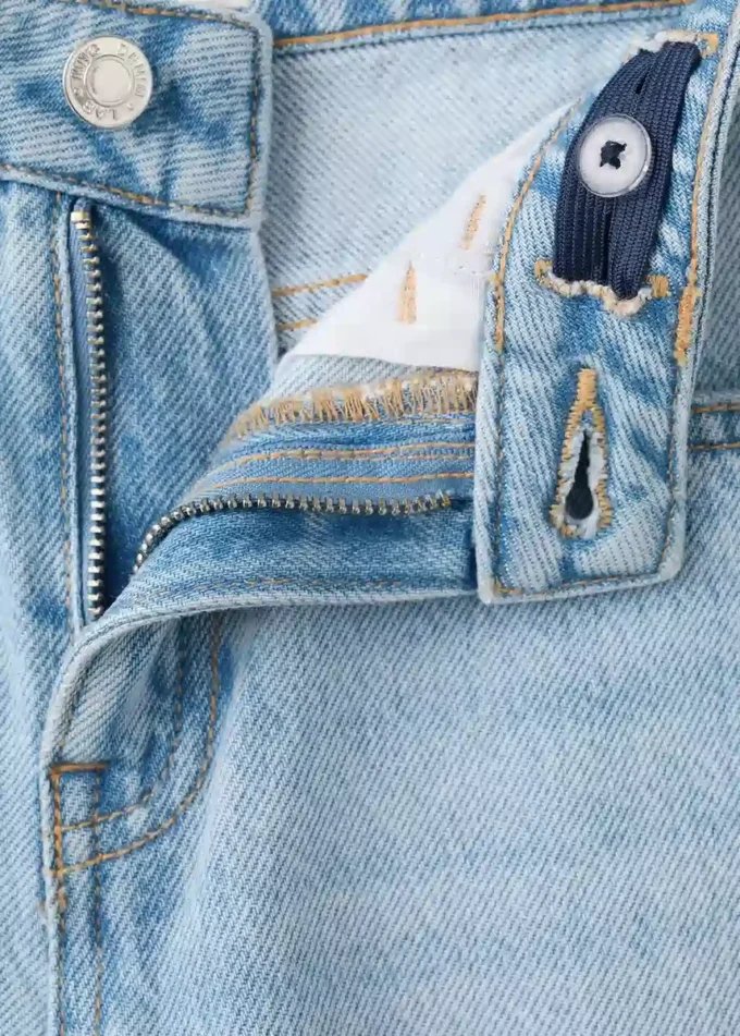 Džíny se středně vysokým pasem a rovným střihem Džíny se středně vysokým pasem a rovným střihem