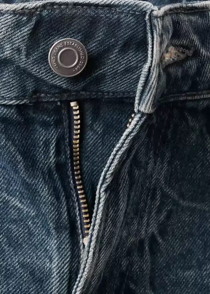 Džíny se středně vysokým pasem a rovným střihem Džíny se středně vysokým pasem a rovným střihem