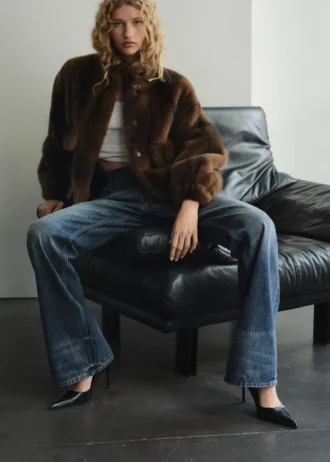 Džíny se středně vysokým pasem a rozšířenými nohavicemi